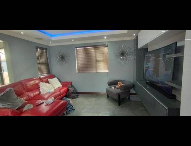 3 BEDROOM HOUSE FOR SALE IN CLOVERDENE